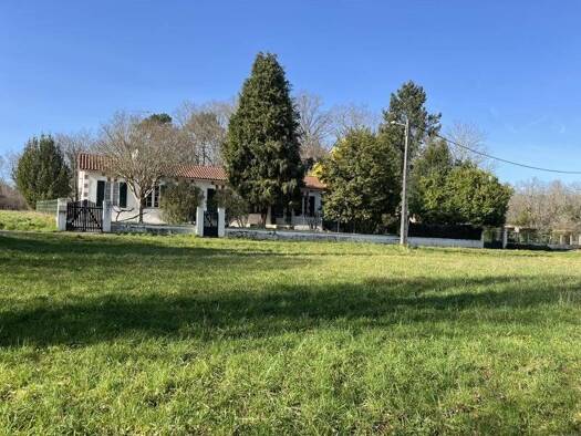 Maison de plain-pied à vendre 144 400 € 6 pièces 3 chambres 140 m² 4 510 m² de terrain Medillac 16210