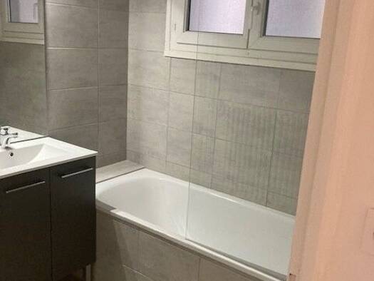 Appartement à louer 863 € 3 pièces 2 chambres 71 m² RDC/4 La Pagère-Bron Église-Le Terraillon-Saint Jean Bron 69500