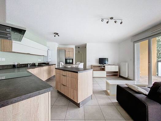 Appartement à louer 1 350 € 3 pièces 2 chambres 68 m² Étage 2/3 Saint-Germain-au-Mont-d'Or 69650