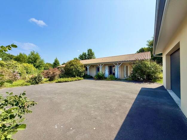 Maison de plain-pied à louer 1 650 € 6 pièces 4 chambres 143,2 m² 1 512 m² de terrain Le Las Saint-Jean-d'Illac 33127