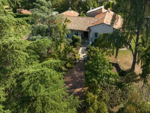 Maison de plain-pied à vendre 1 250 000 € 15 pièces 7 chambres 407 m² 10 978 m² de terrain Centre Ville Tournus 71700