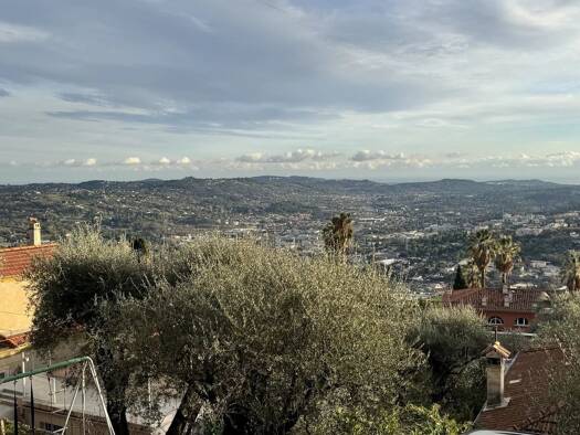 Appartement à louer 1 300 € 3 pièces 2 chambres 73,4 m² 1er étage Centre Ville Nord Grasse 06130