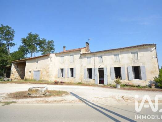 Maison de plain-pied à vendre 167 000 € 5 pièces 2 chambres 78 m² 4 607 m² de terrain Saintes 17100