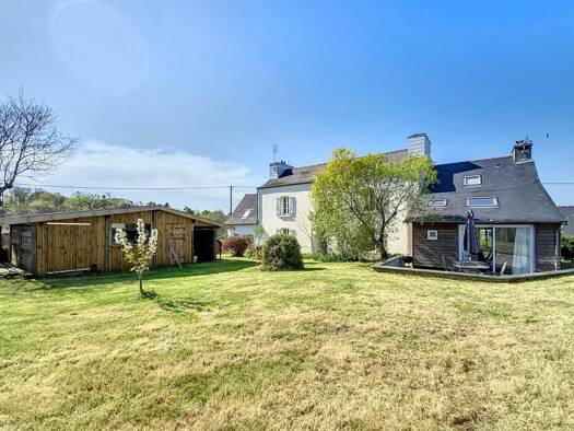 Maison à vendre 329 000 € 12 pièces 7 chambres 220 m² 1 170 m² de terrain Hôpital-Camfrout 29460