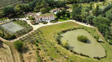 Maison de plain-pied à vendre 8 500 000 € 20 pièces 7 chambres 900 m² 30 000 m² de terrain Maussane-les-Alpilles 13520