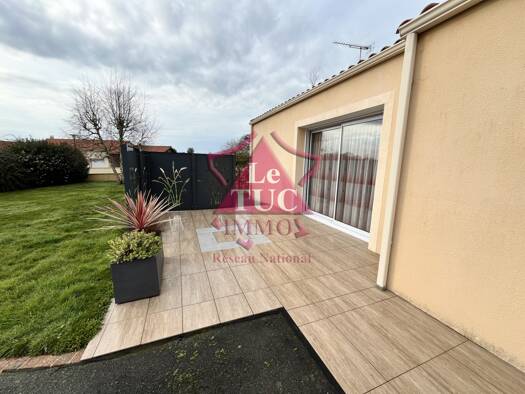 Maison de plain-pied à vendre 168 000 € 3 pièces 2 chambres 76 m² 796 m² de terrain Bressuire 79300