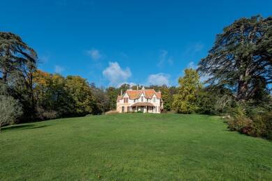 Château à vendre 1 450 000 € 20 pièces 15 chambres 650 m² 30 000 m² de terrain Reyrieux 01600