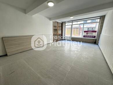 Local commercial à louer 895 € 70 m² de surface de vente Chalamont 01320