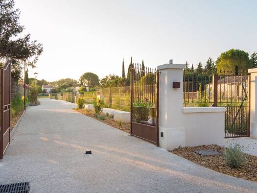 Terrain constructible viabilisé à vendre 255 000 € 600 m² de terrain Fontvieille 13990