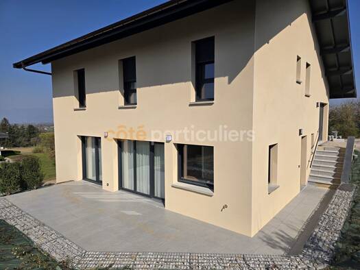 Villa à louer 3 100 € 5 pièces 3 chambres 143 m² 750 m² de terrain Saint-Cergues 74140