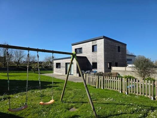 Maison de plain-pied à vendre 334 336 € 6 pièces 4 chambres 109 m² 764 m² de terrain Ploudalmézeau 29830