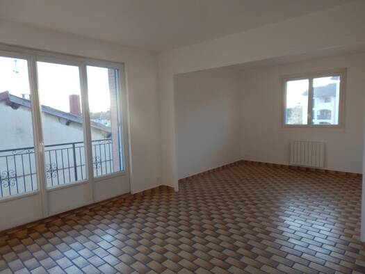 Appartement à louer 760 € 3 pièces 2 chambres 70 m² Étage 2/2 Loyettes 01360