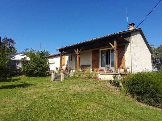 Maison de plain-pied à vendre 155 000 € 4 pièces 2 chambres 90 m² 2 500 m² de terrain St Privat des Pres 24410
