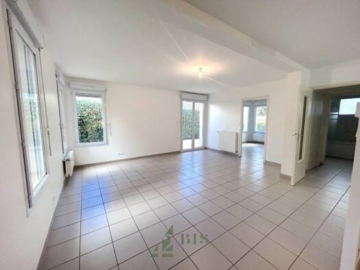 Appartement à louer 705 € 3 pièces 2 chambres 68 m² RDC Riorges 42153