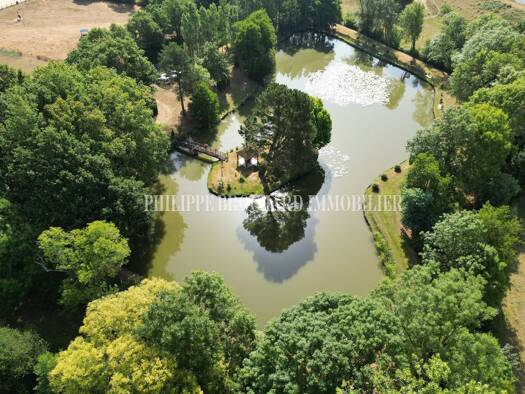 Propriété de loisirs à vendre 122 360 € 9 940 m² de terrain Le Poiré-sur-Vie 85170