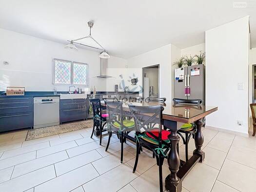 Maison de plain-pied à vendre 388 500 € 5 pièces 4 chambres 135 m² 1 317 m² de terrain Vayres 33870