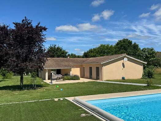 Maison de plain-pied à louer 1 300 € 5 pièces 3 chambres 124,8 m² 2 621 m² de terrain Bellebat 33760