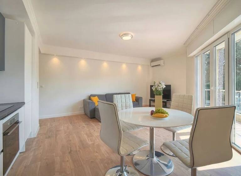 Appartement à vendre 399 000 € 4 pièces 3<br/>chambres 85 m²<br/>superficie 1er<br/>étage Petit-Juas Cannes 06400