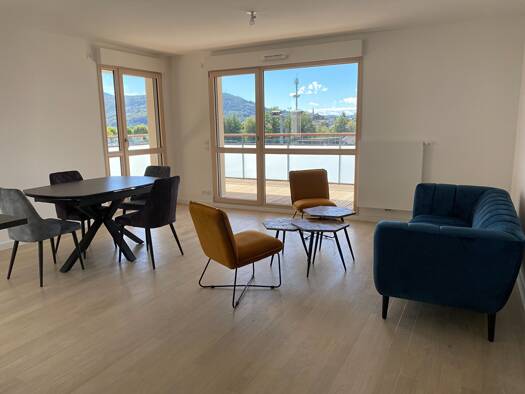 Appartement à louer 2 077 € 3 pièces 2 chambres 76 m² Étage 2/3 Albigny Annecy 74940