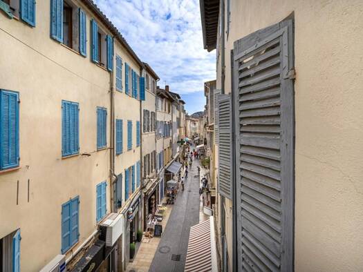 Appartement à vendre 250 000 € 3 pièces 2 chambres 60 m² Étage 2/3 Centre Ville La Ciotat 13600