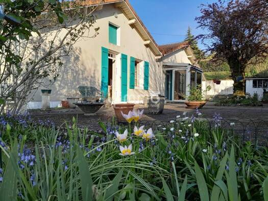 Maison de plain-pied à vendre 169 900 € 8 pièces 7 chambres 134 m² 2 600 m² de terrain Centre Ville La Couronne 16400