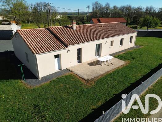 Maison de plain-pied à vendre 199 900 € 6 pièces 4 chambres 136 m² 1 239 m² de terrain Pas-de-Jeu 79100