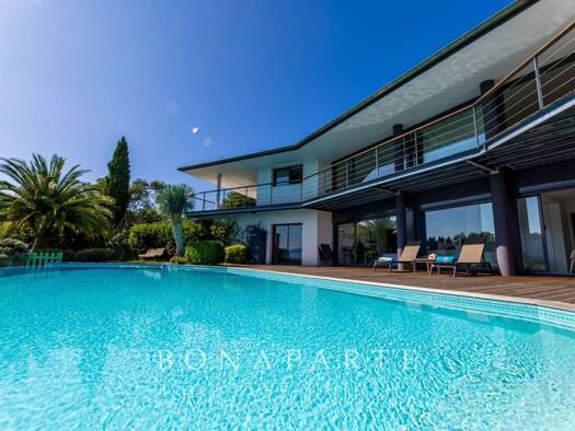 Maison de plain-pied à vendre 1 295 000 € 7 pièces 5 chambres 260 m² 16 632 m² de terrain Pau 64000