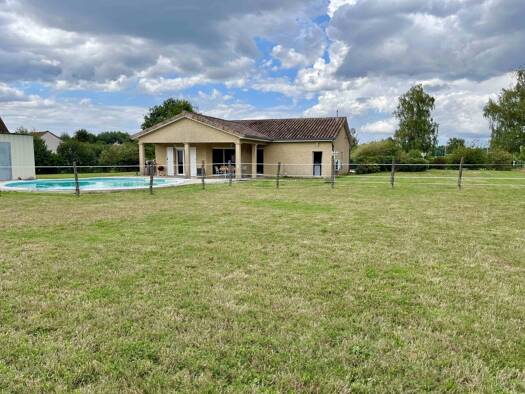 Maison de plain-pied à vendre 249 000 € 5 pièces 4 chambres 121 m² 2 864 m² de terrain Simandre 71290