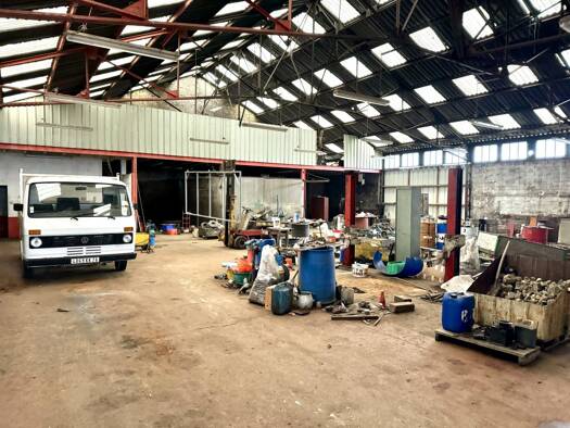 Entrepôt à vendre 478 000 € 1 000 m² d'espace de stockage Buchy 76750