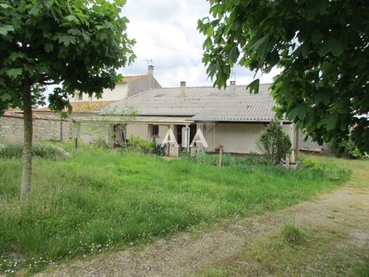 Maison à vendre 64 200 € 3 pièces 1 chambre 73 m² 2 263 m² de terrain Loubigné 79110