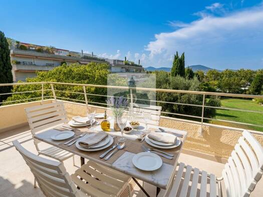Appartement à vendre 990 000 € 3 pièces 2 chambres 75,44 m² Étage 2/3 Saint-Tropez 83990