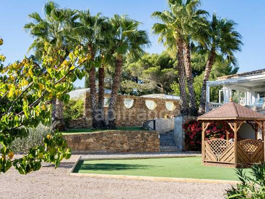 Villa à vendre 1 380 000 € 6 pièces 3 chambres 200 m² 3 000 m² de terrain Est La Ciotat 13600