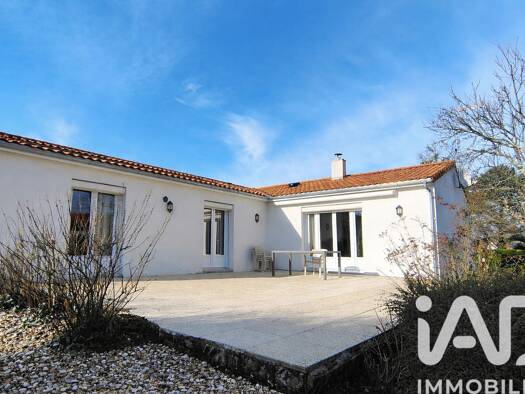 Maison à vendre 258 000 € 8 pièces 5 chambres 160 m² 704 m² de terrain Fontenay-le-Comte 85200