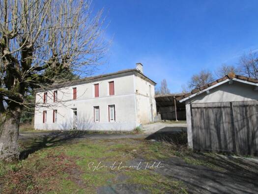 Maison à vendre 99 000 € 7 pièces 3 chambres 149 m² 3 651 m² de terrain Jonzac 17500