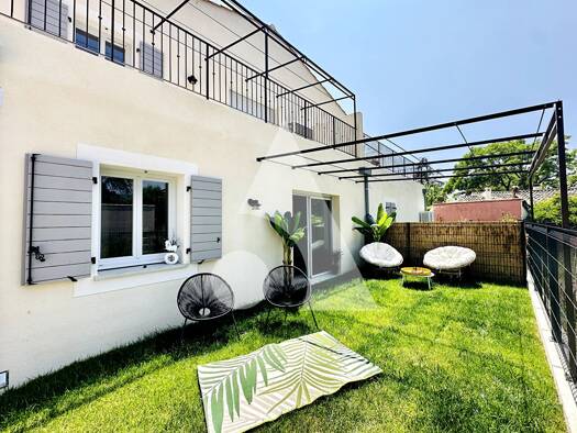 Appartement à vendre 349 000 € 3 pièces 2 chambres 63 m² RDC Lourmarin 84160