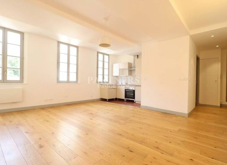 Appartement à louer 823 € 2 pièces 1<br/>chambre 34 m²<br/>superficie 2ème<br/>étage Comtale-Cente-Cours Mirabeau Aix-en-Provence 13100