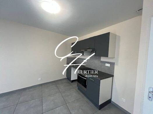 Appartement à louer 610 € 3 pièces 2 chambres 46,9 m² Étage 2/2 Centre-Trois Fontaines Rives 38140