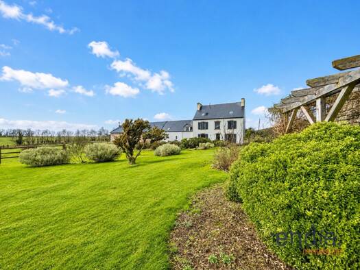 Maison à vendre 790 000 € 6 pièces 4 chambres 195 m² 8 500 m² de terrain Plonévez-Porzay 29550
