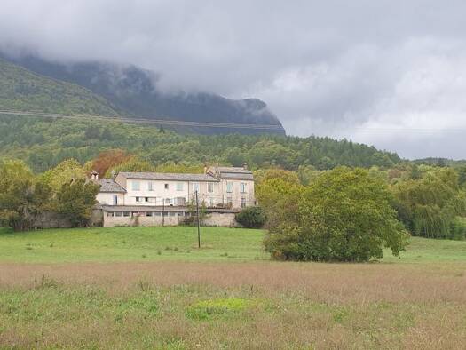 Appartement à louer 795 € 4 pièces 3 chambres 95 m² RDC Noyers-sur-Jabron 04200