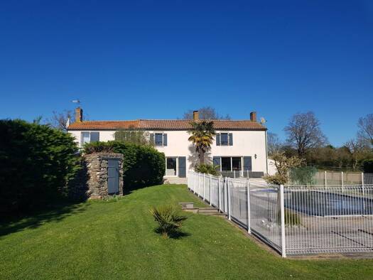 Maison à vendre 807 300 € 7 pièces 3 chambres 167 m² 44 508 m² de terrain Les Achards 85150