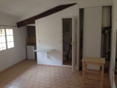 Appartement à louer 530 € 1 pièce 23,9 m² Dernier étage, Étage 3/3 Aix en Provence 13100