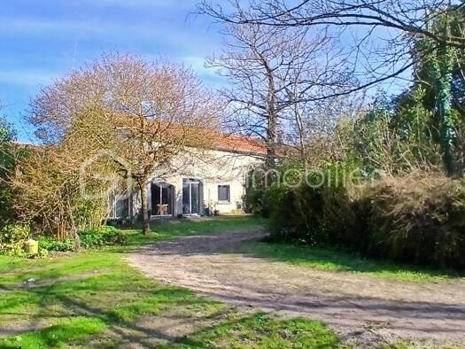 Ferme à vendre 364 000 € 9 pièces 5 chambres 379 m² 5 191 m² de terrain Nord Barbezieux-Saint-Hilaire 16300