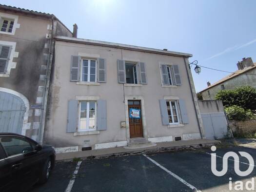 Maison de ville à vendre 106 000 € 4 pièces 2 chambres 97 m² 585 m² de terrain Lezay 79120