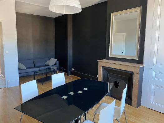 Appartement à louer 700 € 2 pièces 1 chambre 62 m² Étage 3/3 Sainte-Colombe 69560