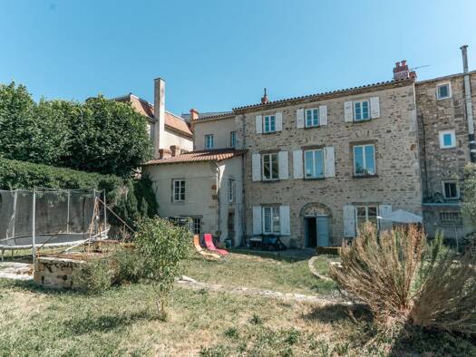 Maison à vendre 330 000 € 8 pièces 6 chambres 320 m² 816 m² de terrain Billom 63160