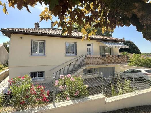 Maison à vendre 233 200 € 1 pièce 3 chambres 133 m² 888 m² de terrain Montmoreau 16190