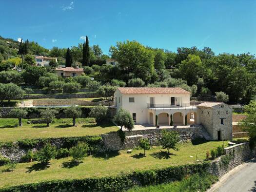 Villa à vendre - Neuf 1 180 000 € 5 pièces 4 chambres 210 m² 3 359 m² de terrain Seillans 83440