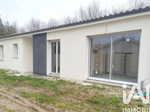 Maison de plain-pied à vendre 250 000 € 4 pièces 3 chambres 93,5 m² 1 345 m² de terrain Lesparre-Médoc 33340