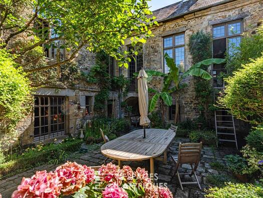 Hôtel particulier à vendre 695 000 € 7 pièces 3 chambres 250 m² 257 m² de terrain Centre Ville Coutances 50200