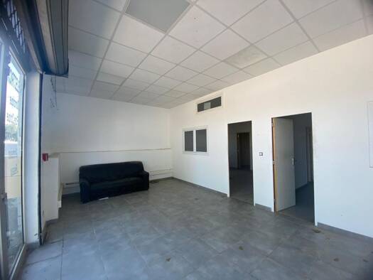 Local commercial à louer 1 560 € 210 m² de surface de vente Bernis 30620